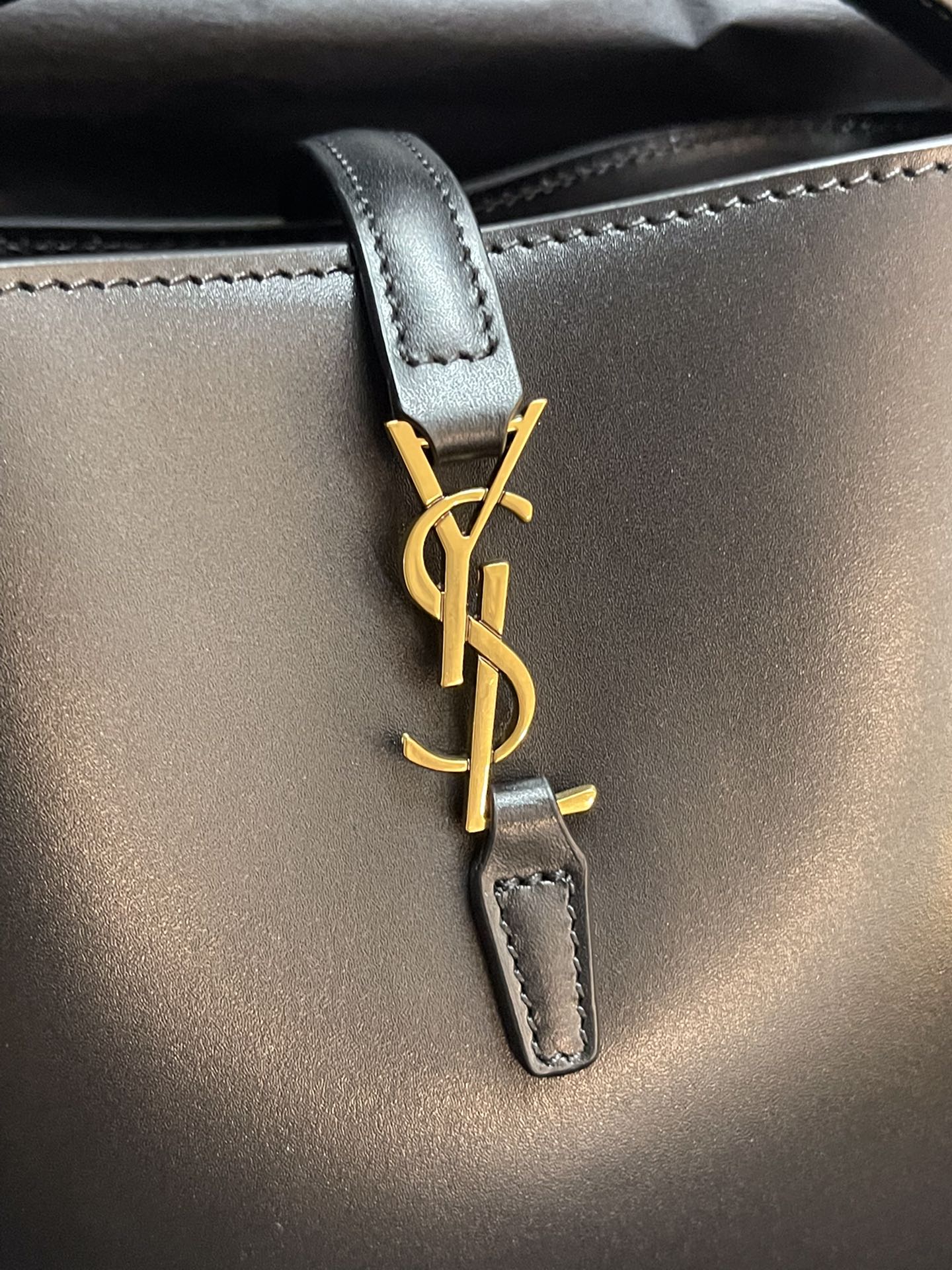Saint Laurent Le 37 Small Bucket Bag Black Smooth Leather Gold Hardware Shoulder Bag
